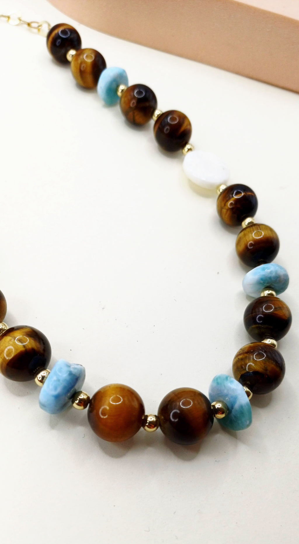 Collar de Ojo de Tigre, Nácar y Rondeles de Larimar