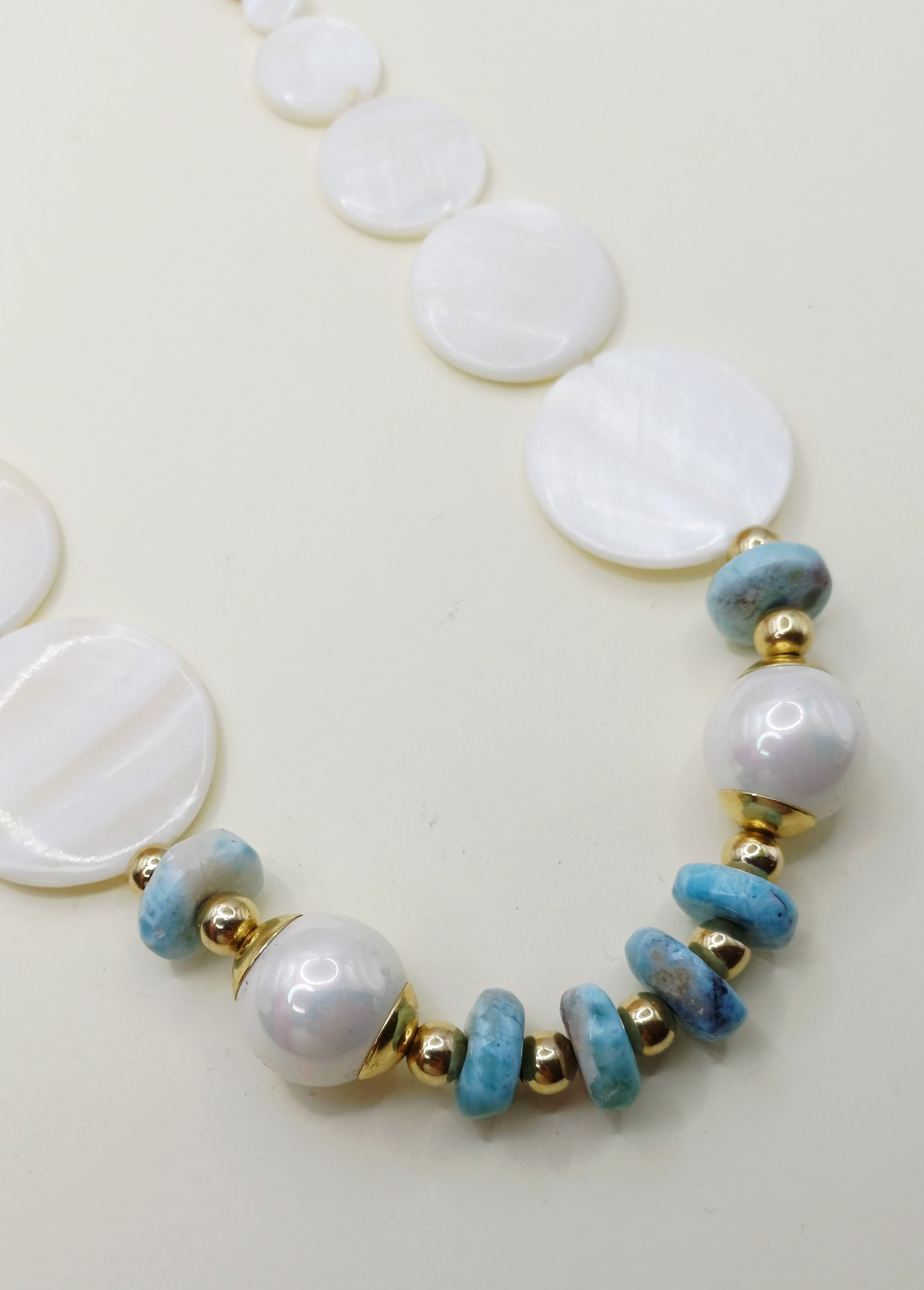 Collar Nácar redondo y Rondel de Larimar